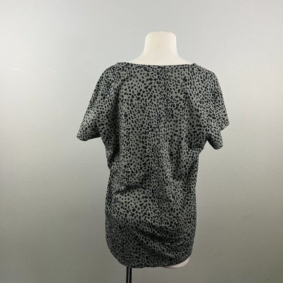 NWT VINCE CAMUTO Grey Green Crew Neck Animal Print Scoop Neck Tee (L) - Picture 4 of 8